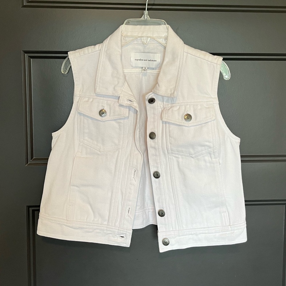 CUPCAKES AND CASHMERE DENIM VEST (white, small)